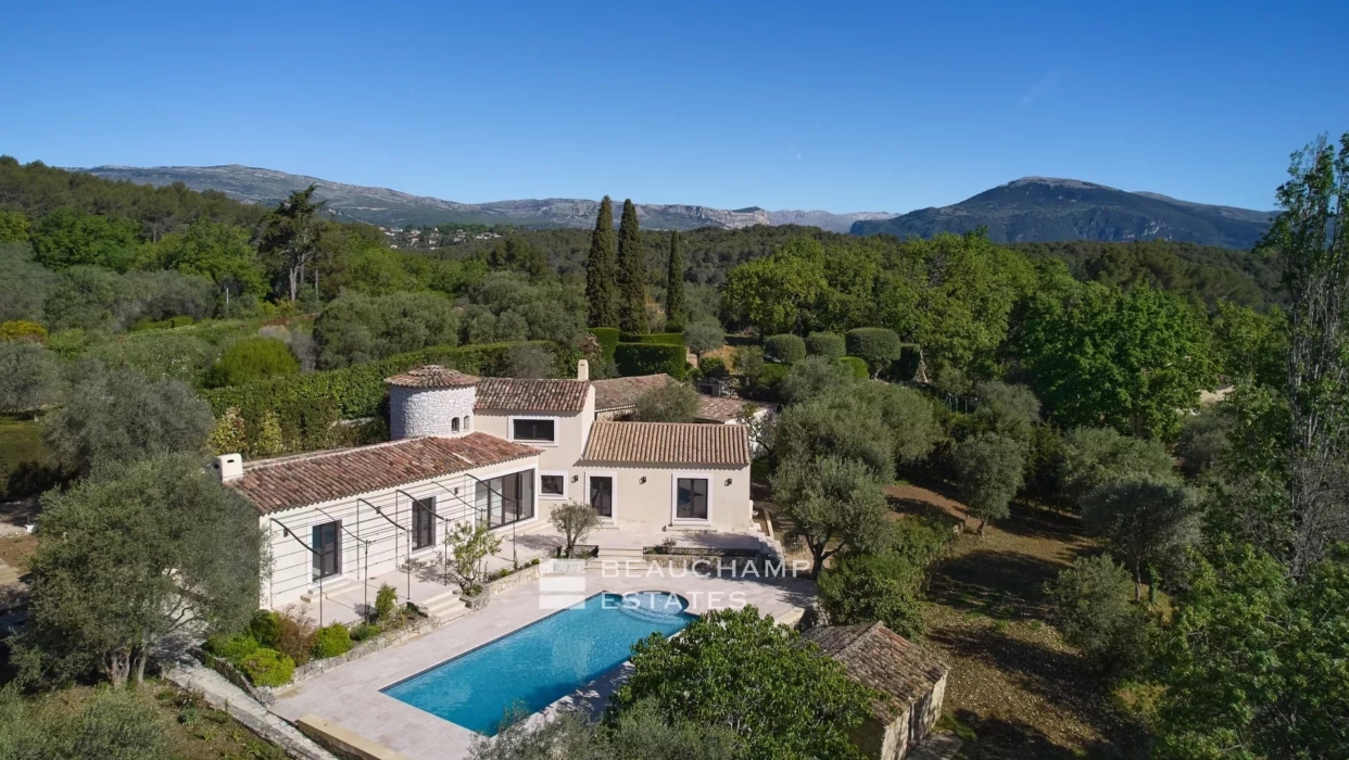 Provencal elegance: Main house and outbuilding 2024