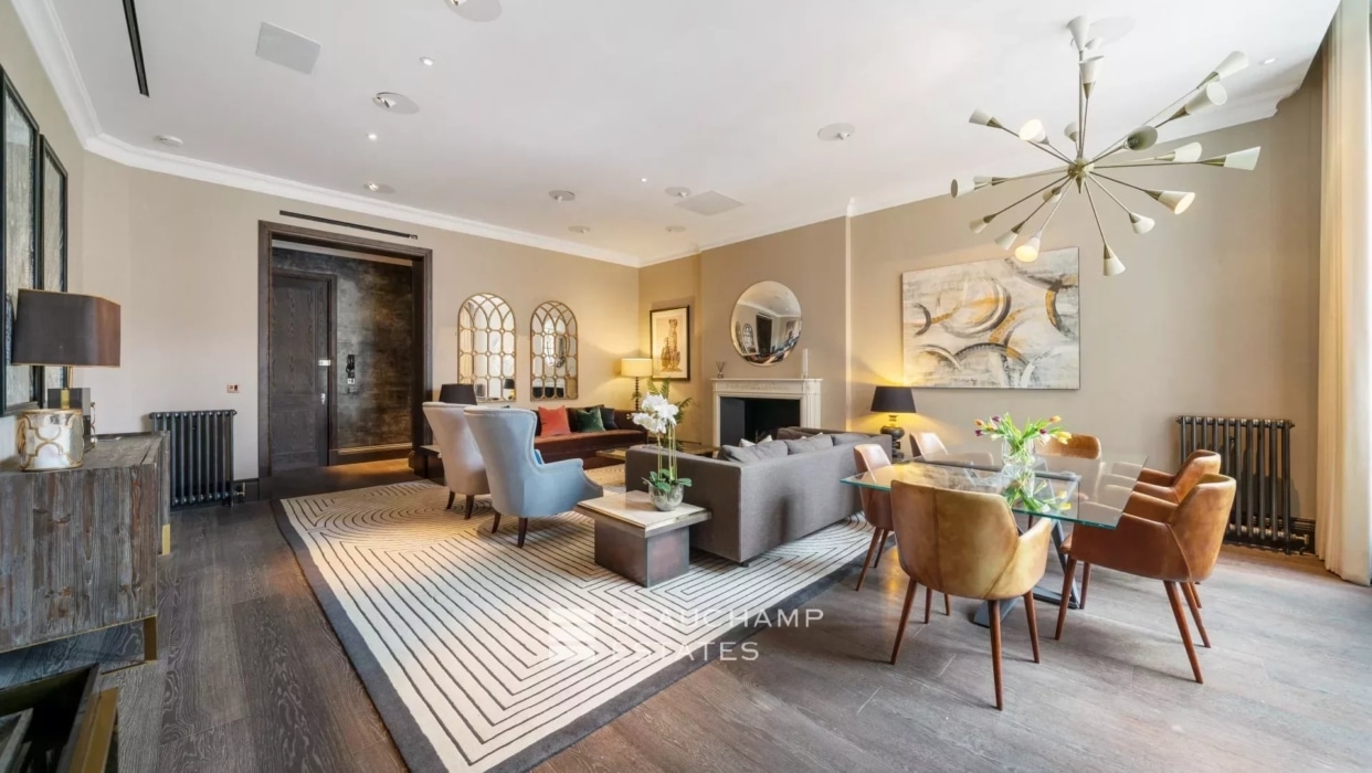 A stylish first floor apartment in a period building near Berkeley Square. 2024