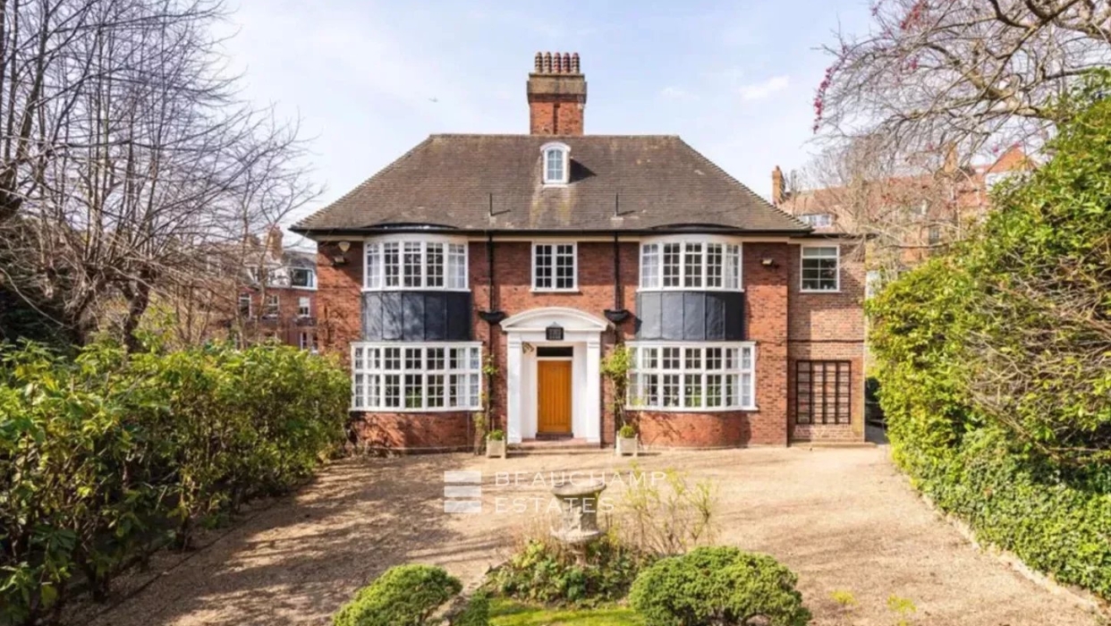 A detached and gated 5 bedroom house with garage, located on an exceptional plot in Netherhall Gardens. 2024